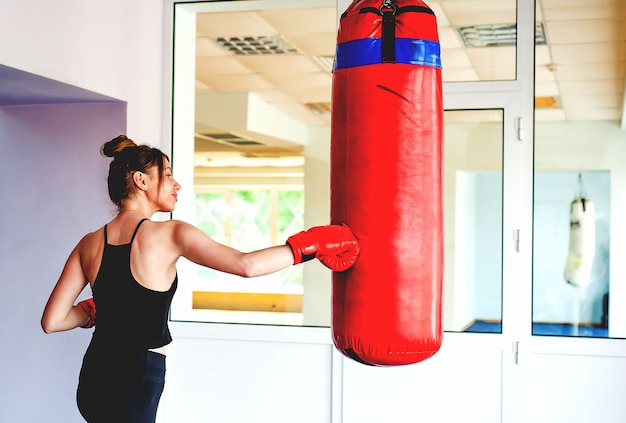 sexy fighter girl punching activement. Déplacer les cheveux longs.