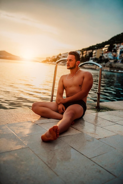 Sexy Fit homme posant à la plage