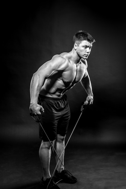 Sexy jeune athlète posant en noir et blanc