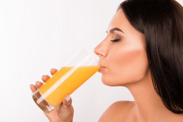 Sexy jeune femme en bonne santé, boire du jus