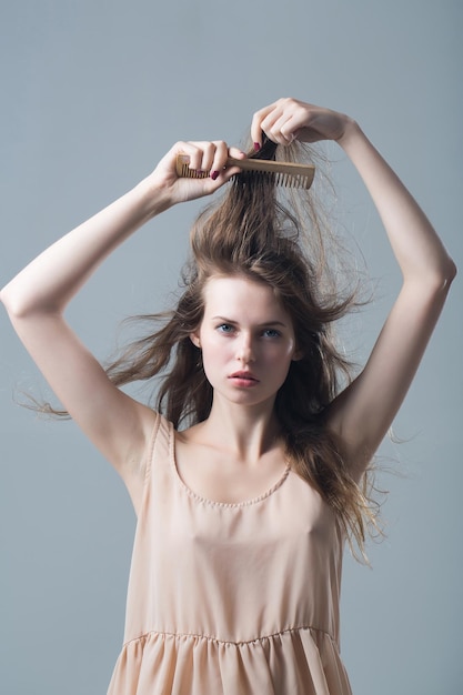 Sexy jeune jolie femme avec brosse à cheveux