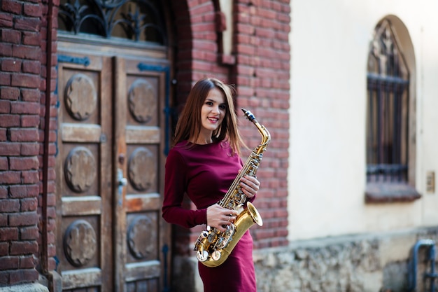 Sexy jolie femme avec saxophone