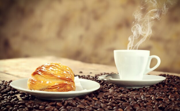 Sfogliatella riccia napolitaine avec expresso