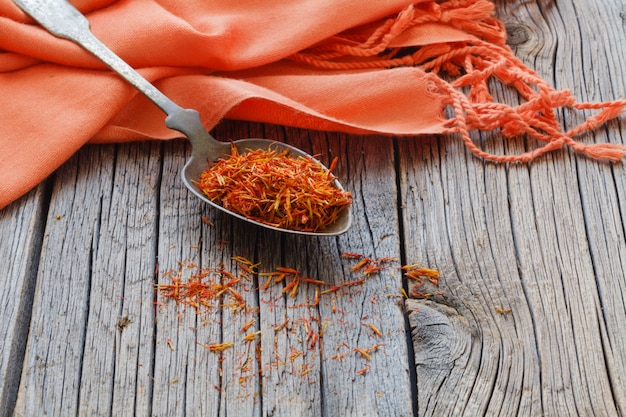 Shafran en cuillère en métal vintage sur table rustique