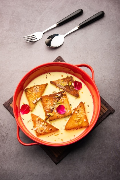 Shahi tukda ou tukra également connu sous le nom de double ka meetha est un dessert indien riche et festif à base de pain, de ghee, de sucre, de lait et de noix