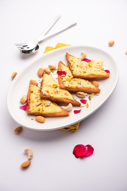 Shahi tukda ou tukra également connu sous le nom de double ka meetha est un dessert indien riche et festif à base de pain, de ghee, de sucre, de lait et de noix