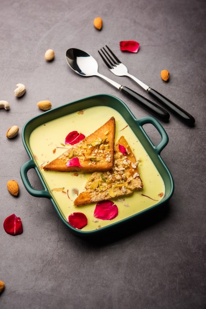 Shahi tukda ou tukra également connu sous le nom de double ka meetha est un dessert indien riche et festif à base de pain, de ghee, de sucre, de lait et de noix