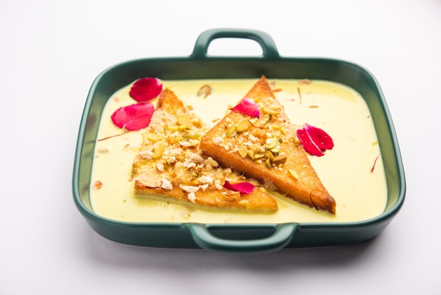 Shahi tukda ou tukra également connu sous le nom de double ka meetha est un dessert indien riche et festif à base de pain, de ghee, de sucre, de lait et de noix