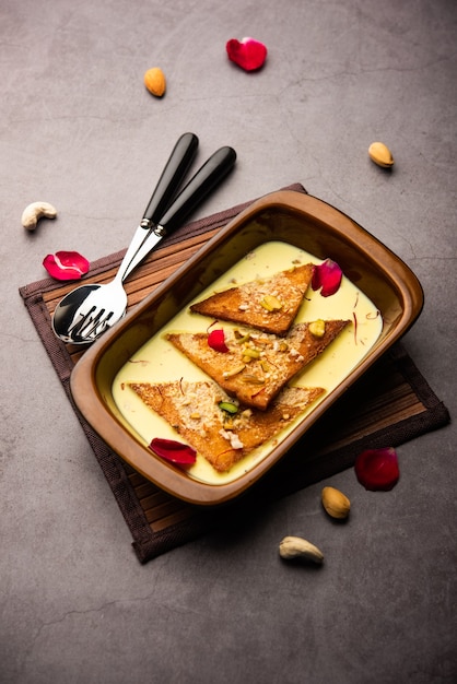 Shahi tukda ou tukra également connu sous le nom de double ka meetha est un dessert indien riche et festif à base de pain, de ghee, de sucre, de lait et de noix