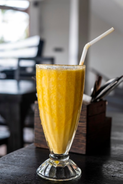 shake à la mangue dans un long verre