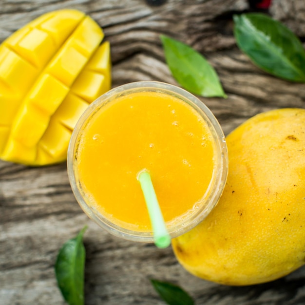 Shake à la mangue Smoothies aux fruits tropicaux frais