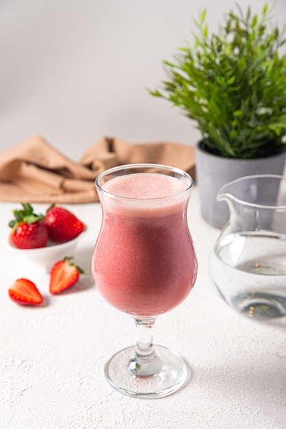 Shake protéiné à la fraise en verre