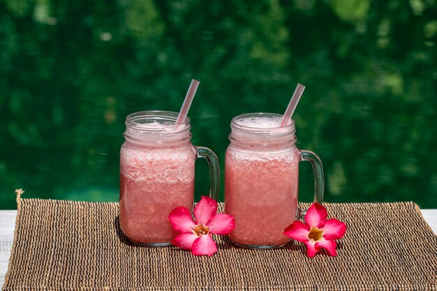 Shake rose pamplemousse ou smoothie sur la table close up Petit-déjeuner dans l'île de Bali Indonésie