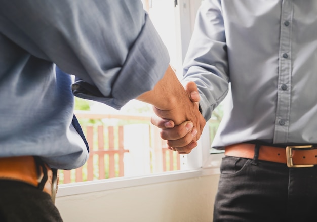 Shaking hands avocat fiscaliste et agent immobilier.