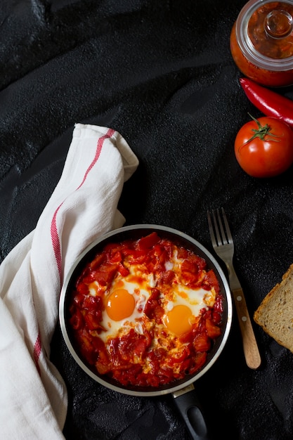 Shakshouka ou shakshuka, oeufs dans une sauce de tomates et poivrons, vue du dessus