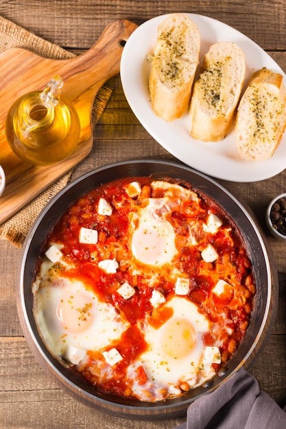 Shakshuka à base d'œufs pochés à la sauce tomate et poivre