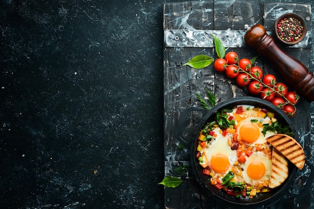 Shakshuka Oeufs frits avec des légumes dans une poêle Vue de dessus Cuisine traditionnelle d'Israël