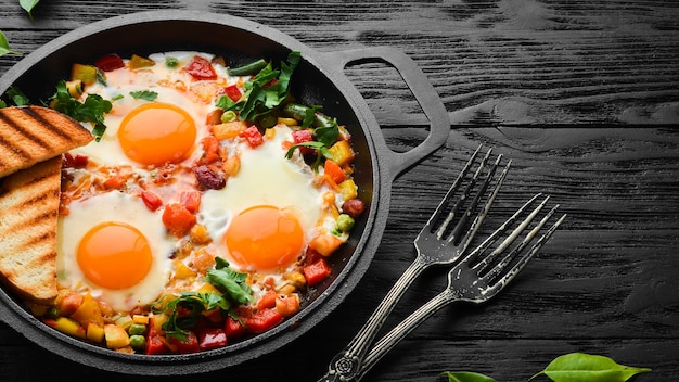 Shakshuka Oeufs frits avec des légumes dans une poêle Vue de dessus Cuisine traditionnelle d'Israël