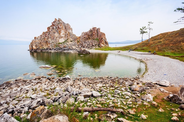 Photo shamanka (shamans rock) sur le lac baïkal près de khuzhir à l'île d'olkhon en sibérie, russie. le lac baïkal est le plus grand lac d'eau douce du monde.