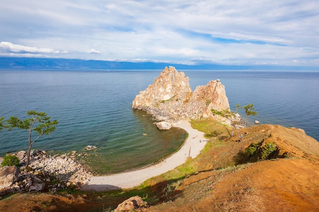 Shamanka (Shamans Rock) sur le lac Baïkal près de Khuzhir à l'île d'Olkhon en Sibérie, Russie. Le lac Baïkal est le plus grand lac d'eau douce du monde.