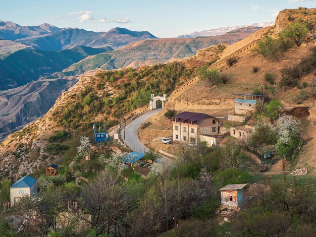 Shamil gate Upper Gunib au Daghestan. Village de montagne au printemps. La forteresse de Gunib est un monument historique. Russie.