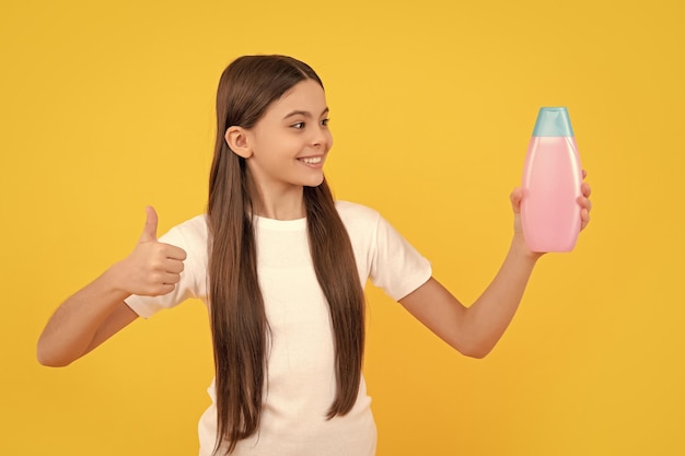 Shampooing cheveux longs dans un salon enfant avec revitalisant habitudes quotidiennes et soins personnels