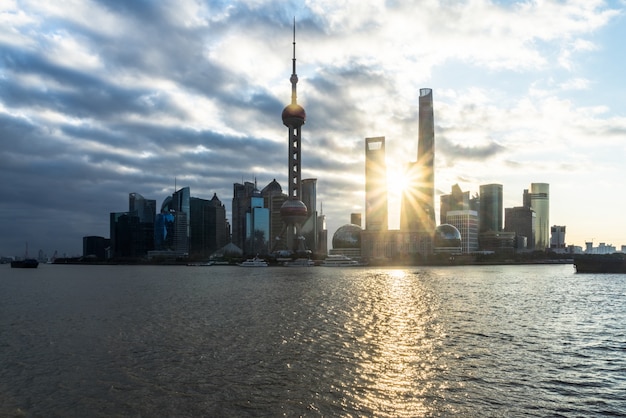 Shanghai, les bâtiments de la ville du Bund, le lever du soleil, la lumière du soleil à travers le bâtiment