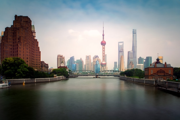 Shanghai lujiazui finance et skyline de la zone commerciale du quartier des affaires avec le navire de croisière, Shanghai en Chine