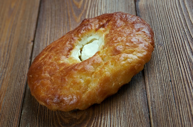 Shangii- galettes avec du fromage cottage pâtisserie russe.sur une surface en bois