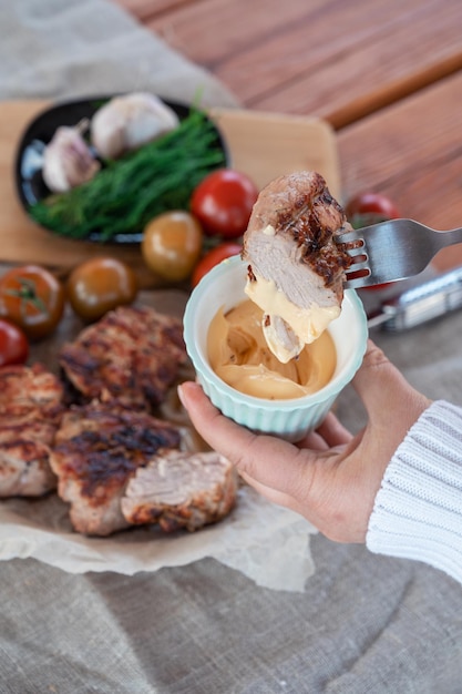 Shashlik de porc frit avec légumes et sauce concept de vacances d'été