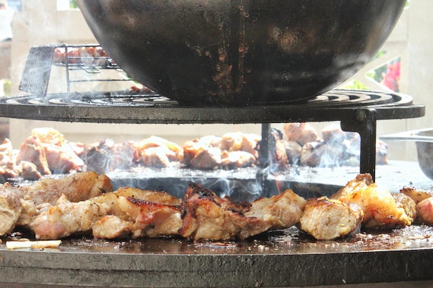 Photo shashlik ou shish kebab préparé au gril sur du charbon de bois chaud grillé friture de morceaux de porc rôti m