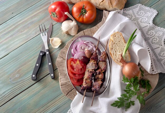 Le shashlik sur une table en bois