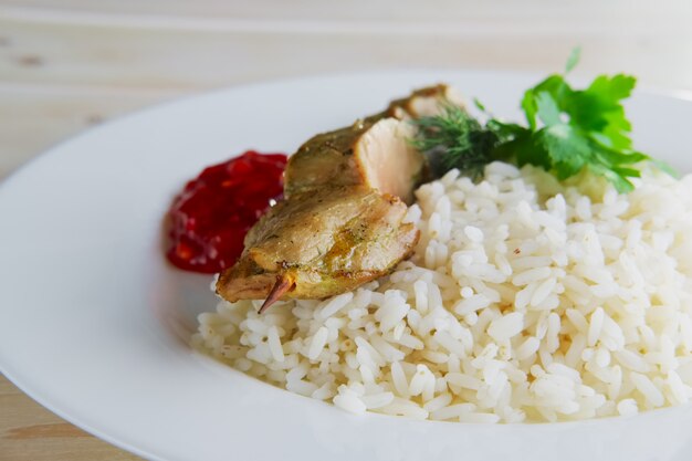 Shaslyk de porc au riz et sauce tomate