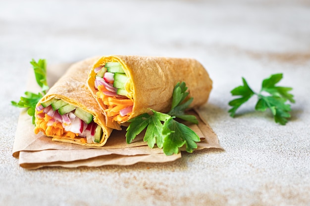 Shaurama doner kebab pain pita remplissage légumes plat bio aliments sains végétarien végétalien ou végétarien