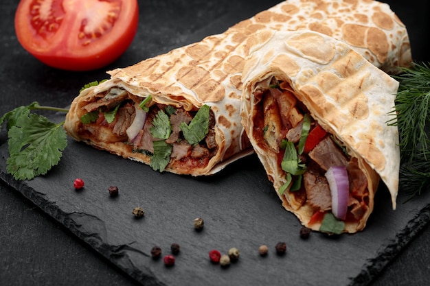 Shawarma au veau avec tomate en arrière-plan