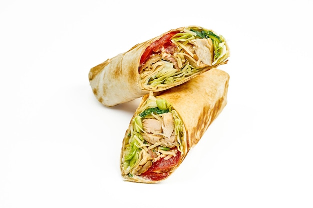 Shawarma aux légumes de poulet et sauce rouge isolé sur fond blanc