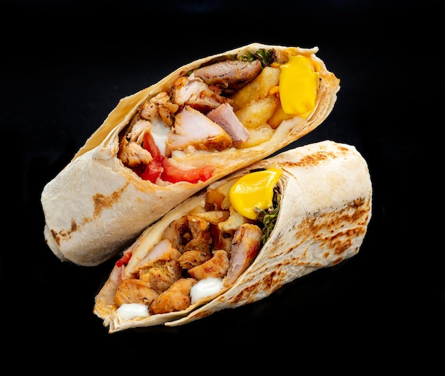 Shawarma de boeuf sur fond sombre Shawarma au boeuf dans du pain pita