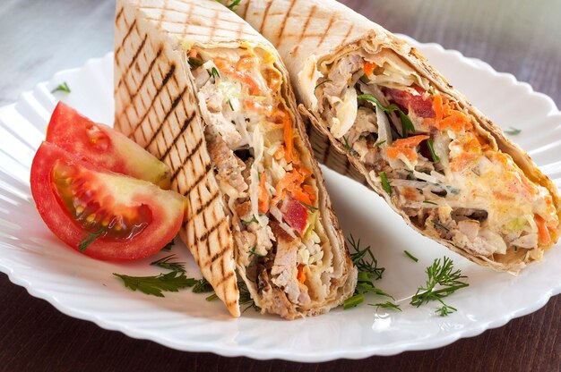 Shawarma frais grillé dans un plat blanc