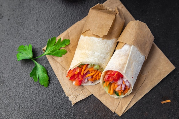 Shawarma végétarien doner kebab burrito remplissage légumes pain pita végétarien plat de légumes