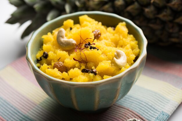 Sheera d'ananas ou Halwa également connu sous le nom d'Ananas keshri shira. Recette populaire de dessert de l'Inde du Sud. mise au point sélective