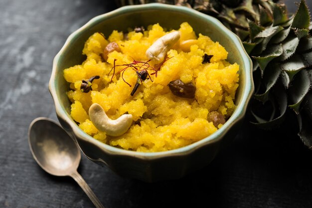 Sheera d'ananas ou Halwa également connu sous le nom d'Ananas keshri shira. Recette populaire de dessert de l'Inde du Sud. mise au point sélective
