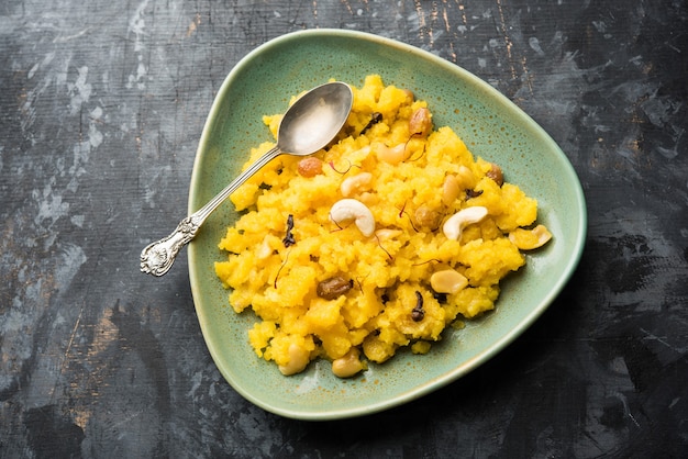 Sheera d'ananas ou Halwa également connu sous le nom d'Ananas keshri shira. Recette populaire de dessert de l'Inde du Sud. mise au point sélective