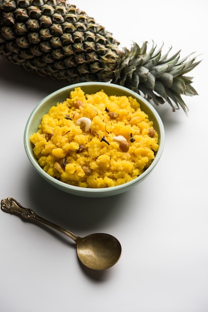 Sheera d'ananas ou Halwa également connu sous le nom d'Ananas keshri shira. Recette populaire de dessert de l'Inde du Sud. mise au point sélective