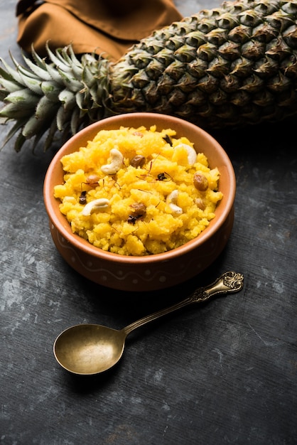 Sheera d'ananas ou Halwa également connu sous le nom d'Ananas keshri shira. Recette populaire de dessert de l'Inde du Sud. mise au point sélective