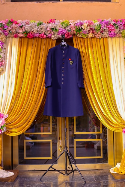 Sherwani de mariage hindou traditionnel en bleu marine