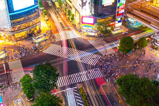 Shibuya Crossing vue de dessus au crépuscule à Tokyo, Japon