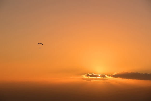 Shilouette Parapente au coucher du soleil