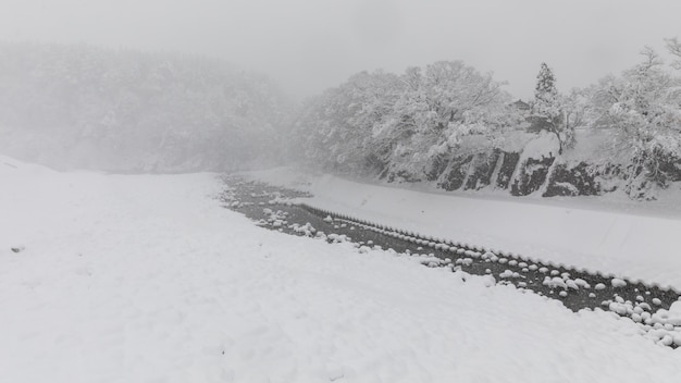 Photo shirakawa va la saison des neiges au japon