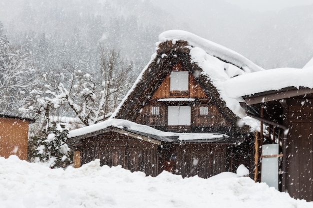 Shirakawago village avec des chutes de neige en hiver