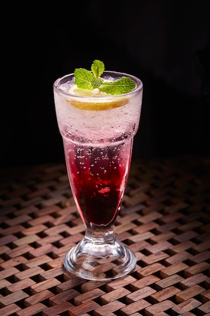 Shirley Temple cocktail soda Boisson servie dans un verre isolé sur la vue latérale de la table de la nourriture du Moyen-Orient